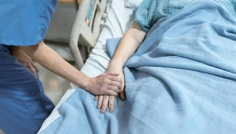 10歲童感冒發燒！竟遭家人「刀劃破身體」放血排毒　器官衰竭1天死亡