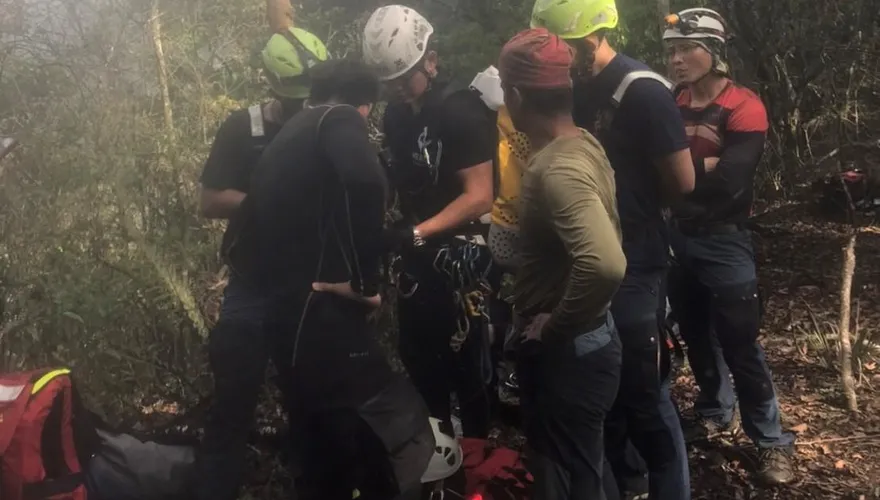 快訊/飛龍瀑布溯溪被沖走！5人受困峭壁「全數獲救」　傳1死4失聯搜救中