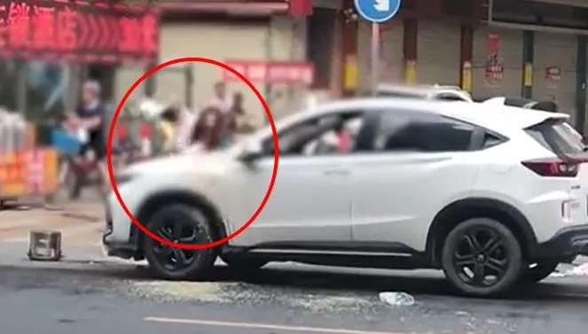 影/「520被無縫接軌」！女子當街爆氣咒罵　舉滾燙熱粥怒潑渣男車