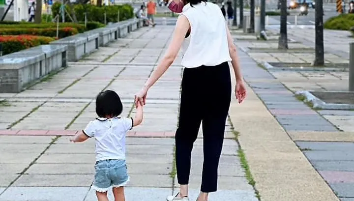牽1歲多愛女走在高雄夢時代大道　李明璇吐「這句話」網超感動