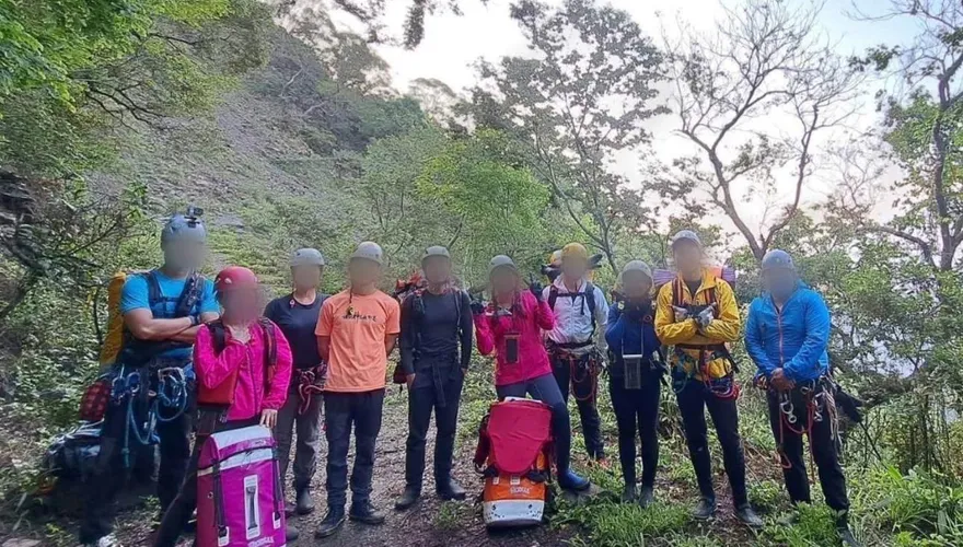 影/飛龍瀑布空拍搜救！確認2死3失聯　1女掛山壁、1男陳屍深潭