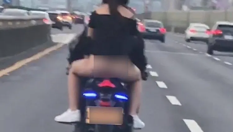 快速道洩春光！重機小丁女孩「蜜桃出走」　後車瘋狂了：她都沒感覺嗎