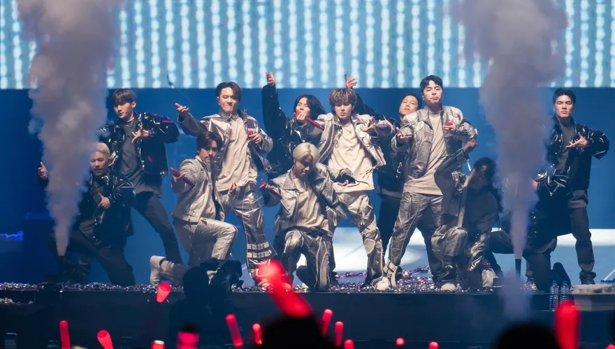 iKON台北小巨蛋遇舞台事故　〈LOVE SCENARIO〉唱到一半音響當機...6人1反應成功化解