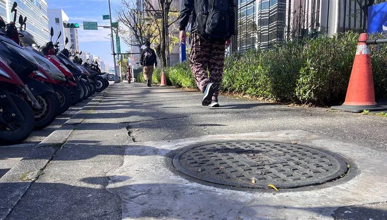 挖洞給你跳？高雄人行道路「留一排坑洞」　網怒：一不注意晚七天回家