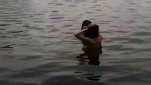 沐浴仙女現蹤！越南還劍湖驚見「2女裸浴」　警一查揭驚人真相