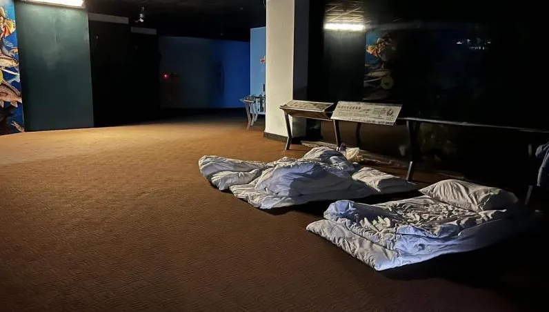 夜宿海生館　「鋪床看魚」結果一片黑…工作人員回「魚也要休息」