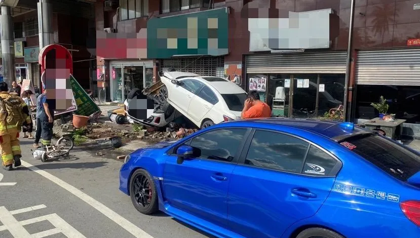 影/碰！男駕駛高速自撞路邊車輛「多車遭撞翻」　現場凌亂宛如「戰場」