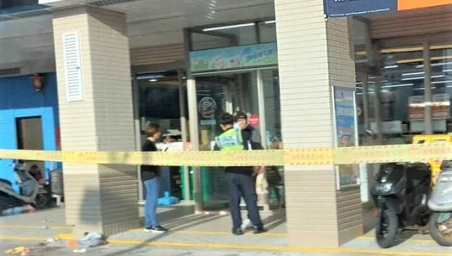 影/屏東版超商浩克？他拿店內商品沒結帳　還持剪刀刺店員太陽穴「詭異狂笑」