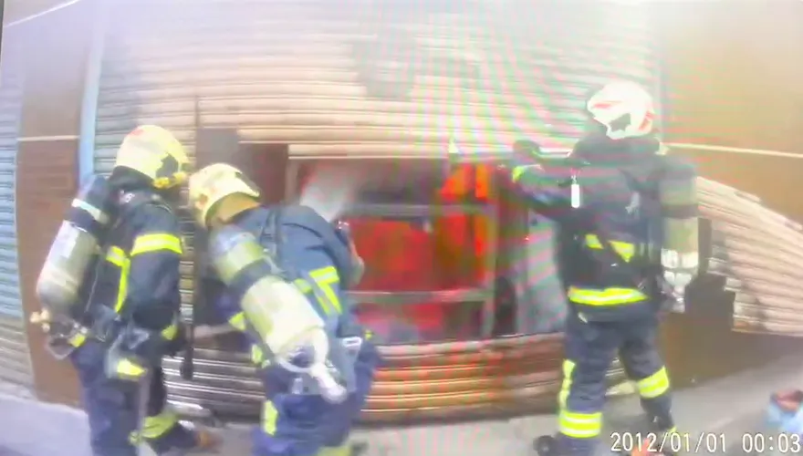 影/嘉市某住宅大樓火警！5人一度受困　警消出動雲梯車「破壞鐵窗」通通救下