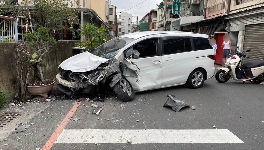 酒駕撞爆電線桿！男大生遭法辦　車頭全毀畫面曝