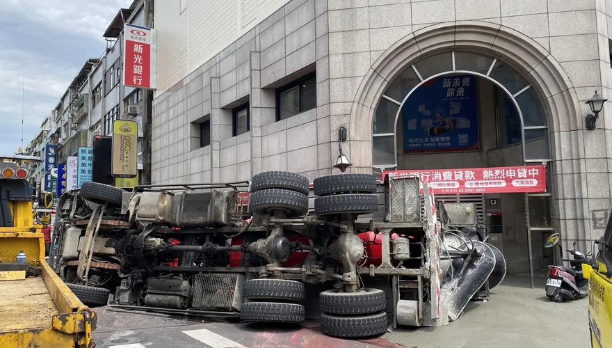 影/北市水泥預拌車失控翻覆　水泥傾瀉而出駕駛受困