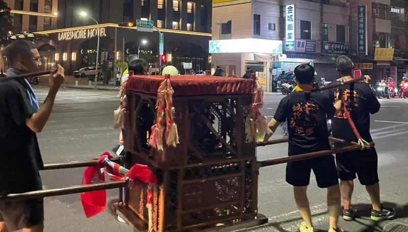 城隍大駕夜巡扛轎人突嘔吐！橋下「祭煞」驚見一排老舊婚紗照　專家曝跟轎2大禁忌