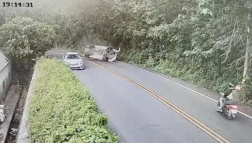 影/彰化警南投山路變身路版浩克　連續追撞害前車「翻肚」還下車狂嗆