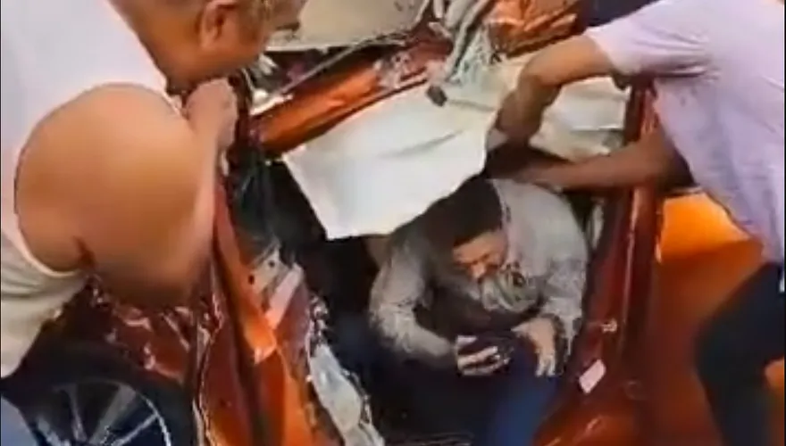 影/真命大！小客車慘被大車壓扁　駕駛竟毫髮無傷走出來