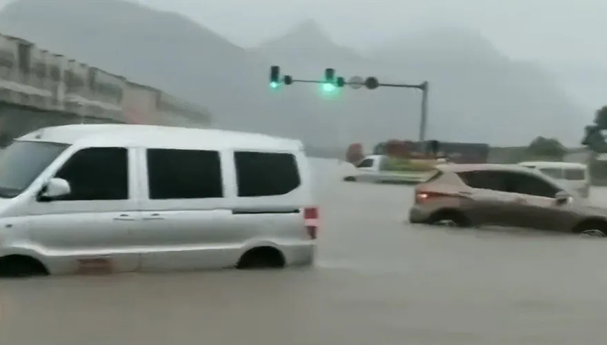 影/「車都要浮起來了」！雨彈狂轟廣西桂林　多地淹水371間學校停課