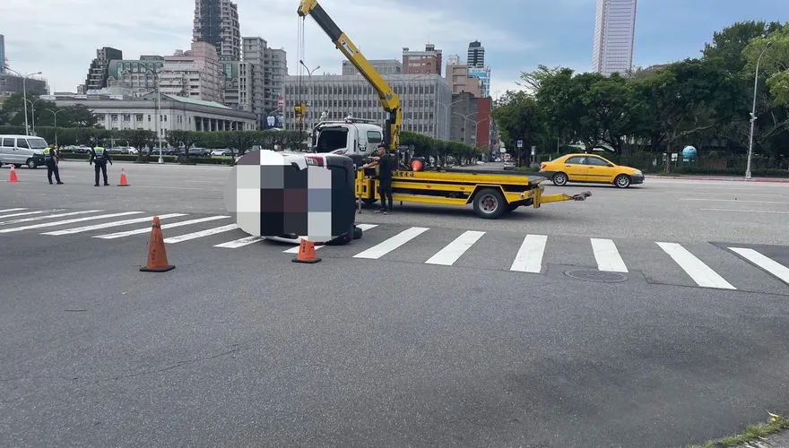 快訊/總統府前出車禍！　客貨車違規駕駛釀2傷