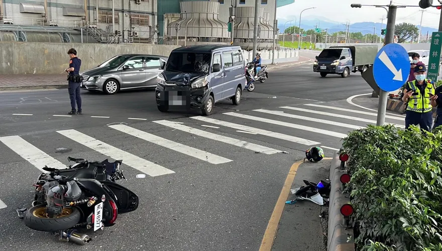快訊/拖鞋卡在車頭！新莊小貨車對撞機車　29歲騎士遭撞飛命危
