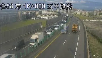 快訊/下班注意！國道1五甲系統交流道「5車追撞」　台88線「紫爆」變停車場