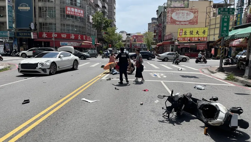 快訊/高雄男大生騎車跟公車後方！左轉撞賓利　當場噴飛、送醫搶救中