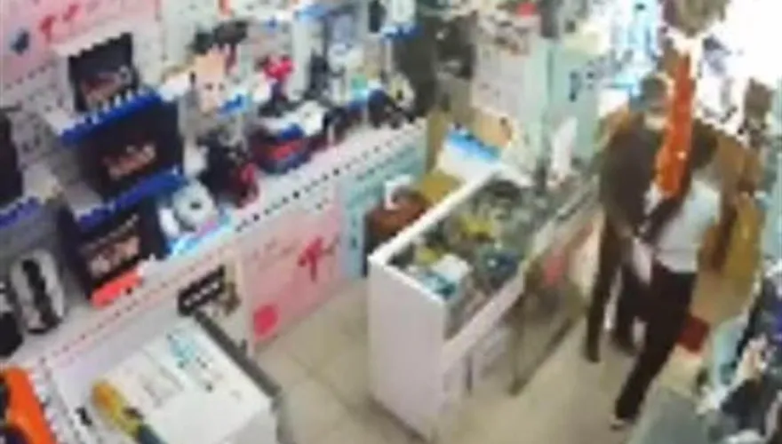 「有沒有賣人?」色翁拍屁屁調戲人妻店員　她拿影片怒告竟不起訴