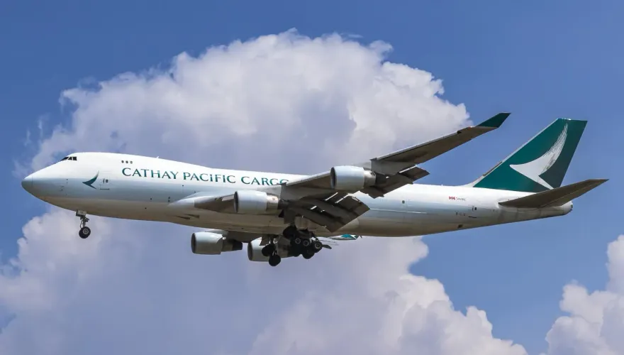 空服員給3歲童遞酒！事後未道歉惹怒家長　國泰航空回應了