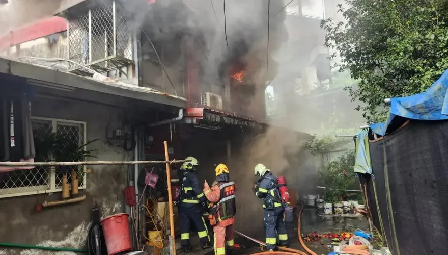 快訊/淡水民宅火警竄火舌！屋主兒洗澡中緊急逃生