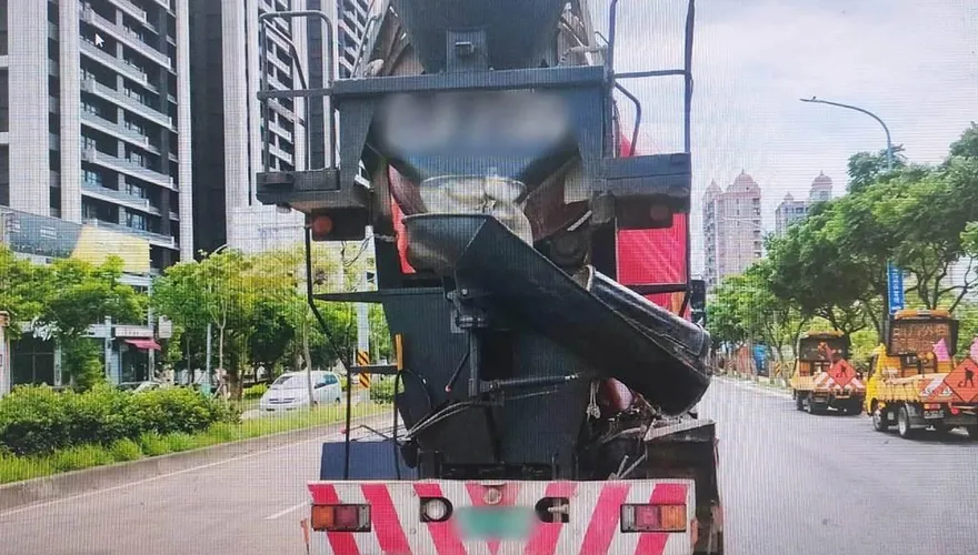 影/千萬不要與大車併行！預拌車視線死角驚悚擦撞機車　女騎士險遭捲輪下