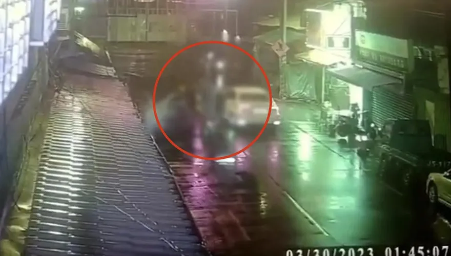 影/新北情侶半夜路邊吵架　運將路口等紅燈無故遭殃被扁