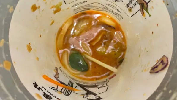 影/日本「丸龜製麵」品管大出包！顧客碗底見綠色不明物體　竟是「活青蛙」在游泳