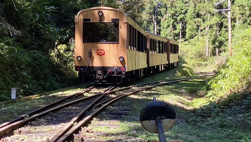 阿里山「福森號」試車出軌意外！車輪壓到石頭惹禍　導致連接器損壞