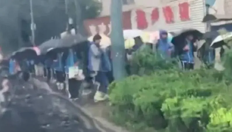 鐘聲沒響不准進校！中學讓「學生淋雨等門開」挨轟　教育局1原因逆風力挺