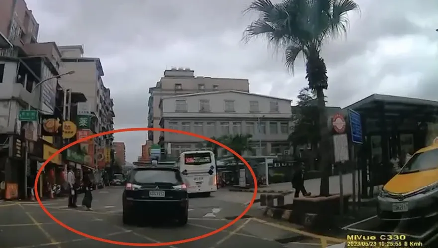 影/警車也不禮讓行人！瑞芳警車無視斑馬線行人　分局：開單兼懲處！