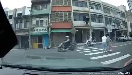 影/新竹阿嬤卡斑馬線44秒不敢過！　她下車協助也差點走不回來
