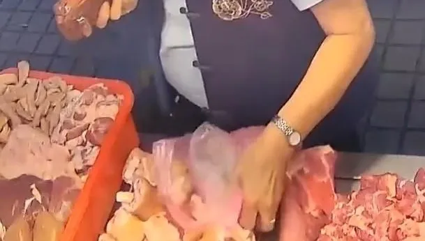 真是南無阿嬤豬腳！汐止這老婦43秒佛系手勢「摳」走4塊豬腳　老闆怒報警