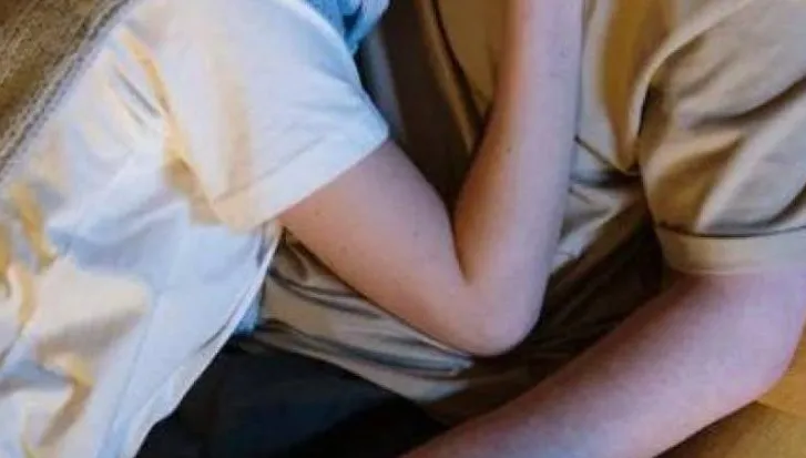 三重打擊！她替父親辦喪事到一半驚見老公偷吃壞壞照　尪傳狠訊「出席喪禮只是去看熱鬧」