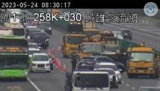 快訊/2轎車碰撞「佔2車道」嚴重圍堵　國1民雄戰備道北上交通打結中