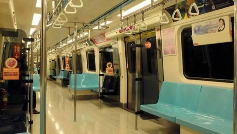 捷運車廂變健身房！三名外籍男吊單槓比賽　乘客氣炸無人處理