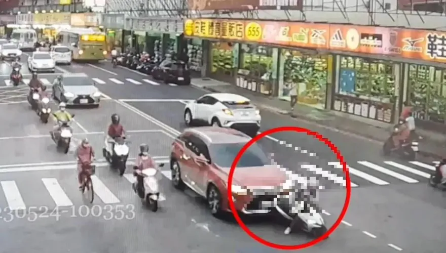 影/擊落片！新莊女騎士超車後鬼切　下秒遭汽車追尾落地