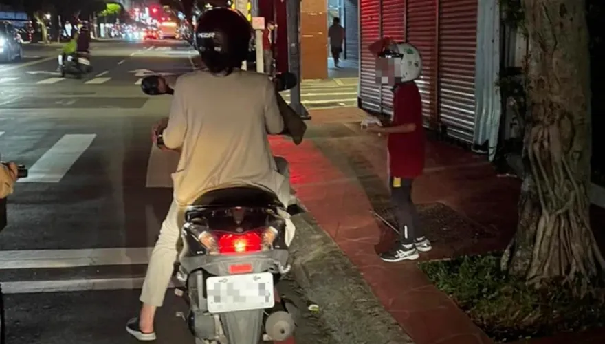 訓練長跑選手？新北虎媽當街丟包男童　小孩在後苦苦追趕