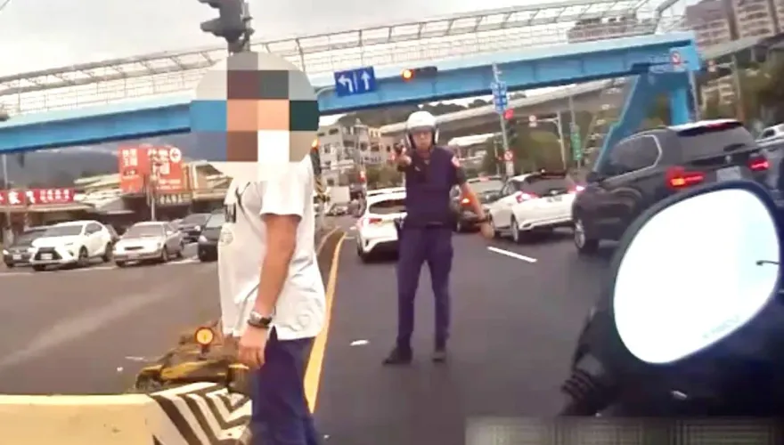 影/賓士車拒檢加速狂逃一路違規　警攔截圍捕拔槍逮毒蟲