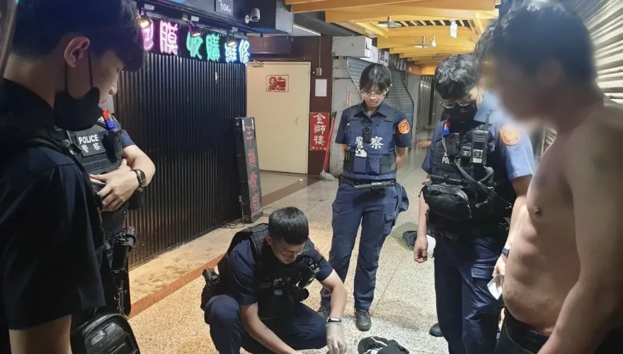影/持槍闖西門町獅子林遭民眾壓制　半裸男地上打滾掉出一包「結晶體」遭逮