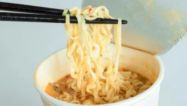 泡麵剩湯別亂倒！日飯店勸「別沖馬痛或水槽」　正確做法曝