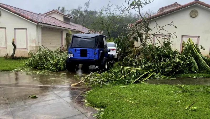 影/瑪娃攜強風暴雨重創關島　強勁風力將汽車360度掀翻