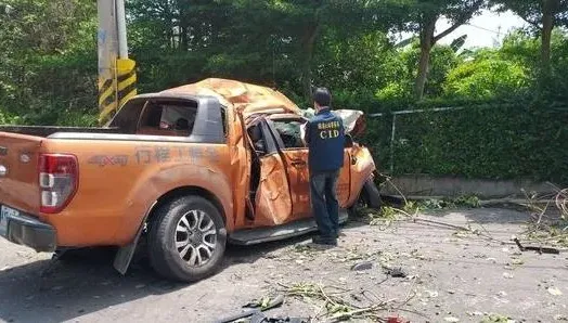 影/國3水上段皮卡衝破護欄墜地、全身變形　平面白車也被撞