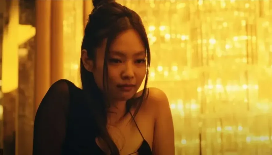 Jennie美劇遭批「加長版A片」！爆18禁畫面太多...被狂刷負評