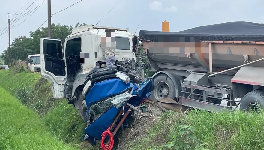 影/整輛車變鐵餅片！屏東砂石車路口驚悚輾壓　貨車駕駛神奇般僅擦挫傷