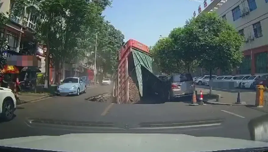 影/驚險！開到一半突遭「天坑吞噬」　砂石車駕駛爬出車頭逃命