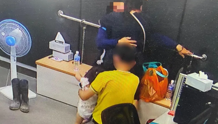 影/躲2個月還是被抓！這一別10年　通緝犯四口家警所相擁淚別