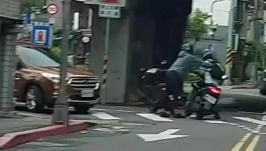 士林行車糾紛推人還丟鑰匙！　暴怒男涉2罪遭送辦
