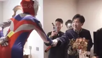 影/懂尪的最愛！新娘結婚不穿白紗變身「鹹蛋超人」　新郎迎親一看傻眼又感動